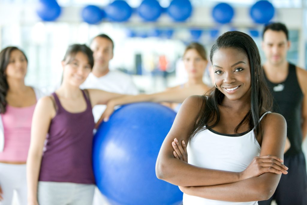 woman,smiling,with,a,group,of,gym,people,on,the